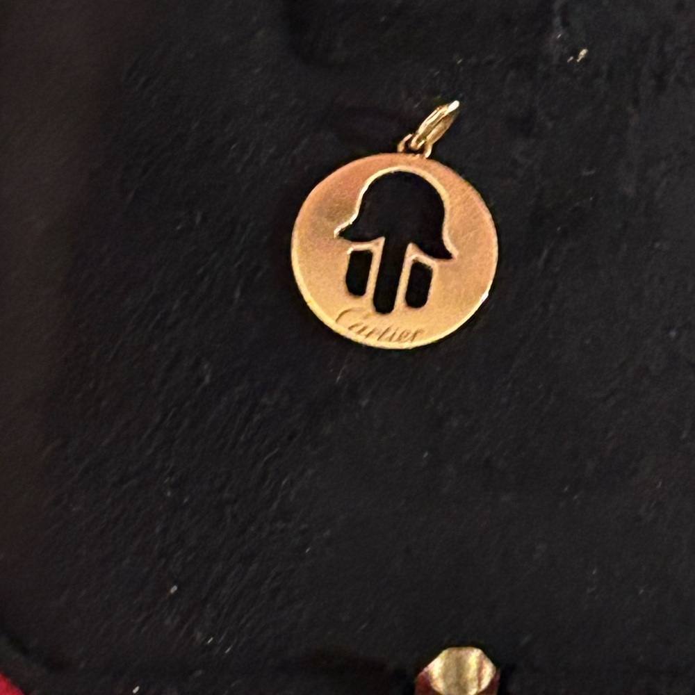 CARTIER Hamsa Fatma’s Hand Symbol Pendant in 18K yellow gold. Sold Out online. - Picture 8 of 9